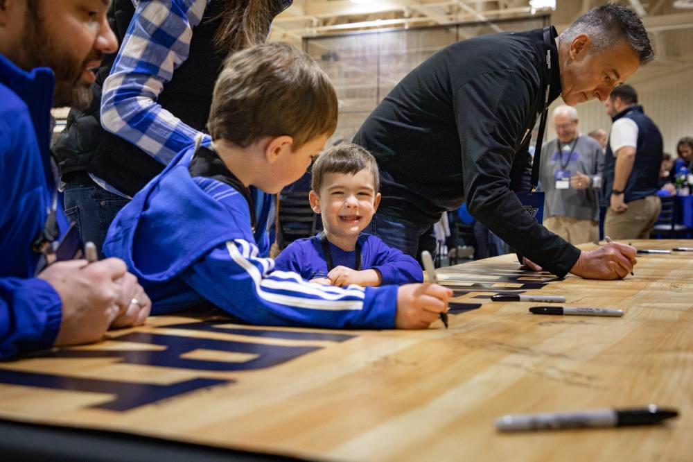 Smiling kids signing the court